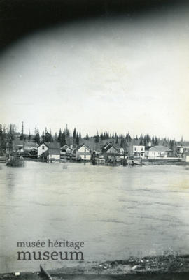 Houses along flooded Sturgeon river
