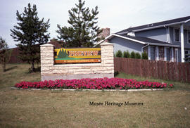 Pineview sign with rectangular flower bed with pink flowers